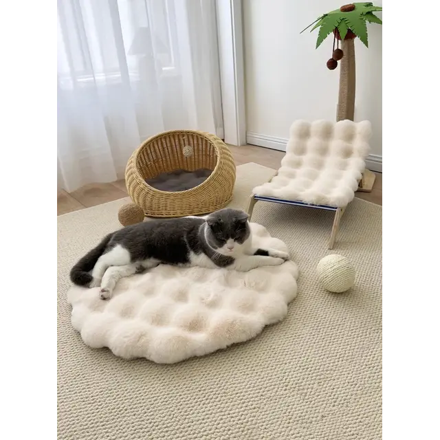 Beige Plush Round Cat Mat - Soft Faux Fur Sleeping Pad (40cm Diameter)